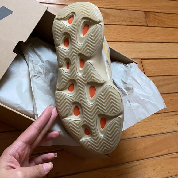 Yeezy 700 V3 - Picture 2 of 5